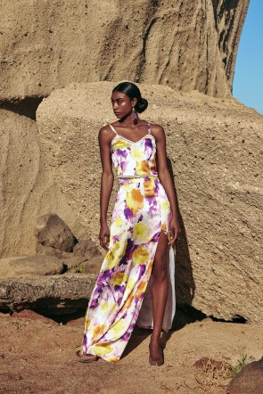 Espectacular falda larga de satén con estampado de flores  de gran calidad en tonos morados, amarillos lilas y blanco.
