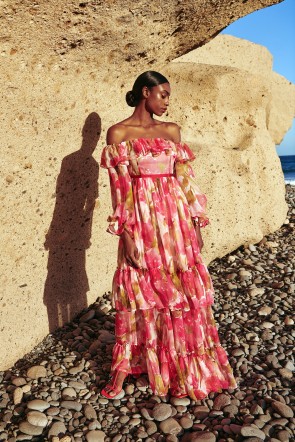 vestido largo confeccionado en un tejido de gasa de gran calidad estampada con delicadas flores en tonos rojos y rosas para boda de verano