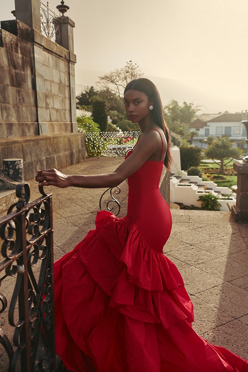 Impresionante vestido largo confeccionado en tafetán de alta calidad de color rojo exclusivo atelier para boda, novia, alfombra roja