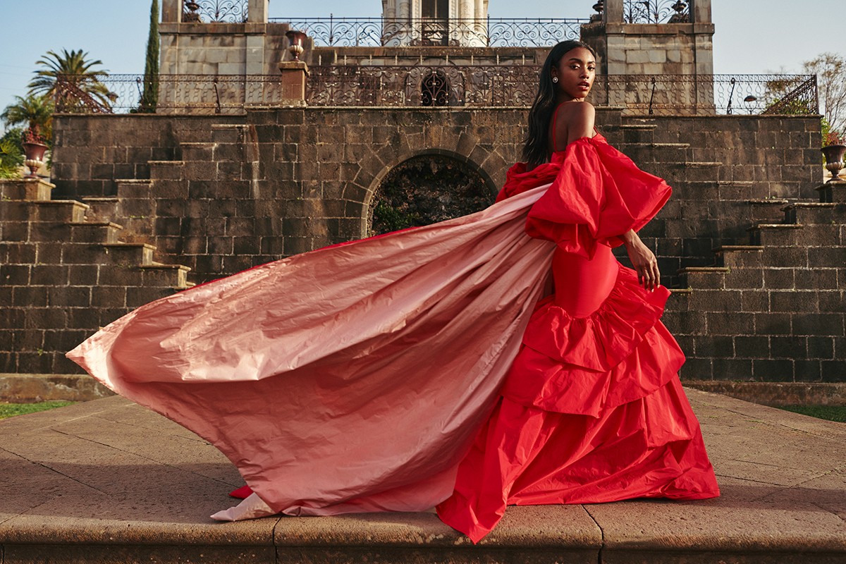 Impresionante vestido largo con volantes asimetrico confeccionado en tafetán de alta calidad de color rojo