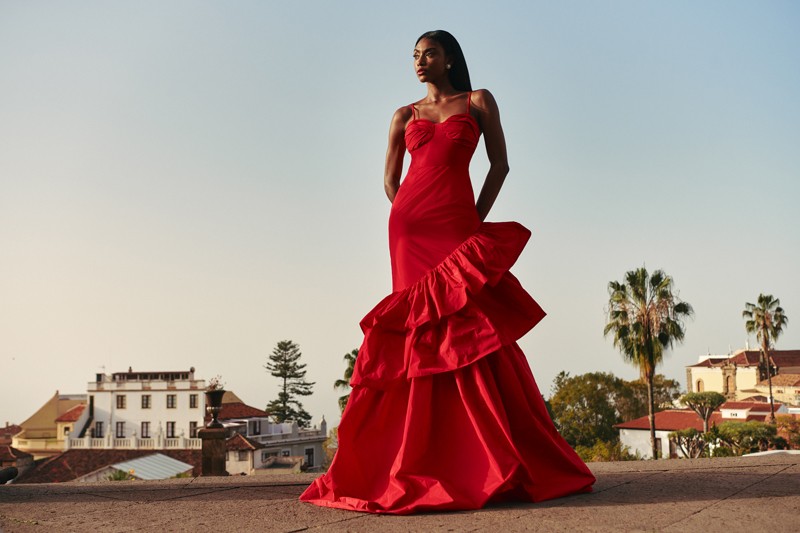 vestido largo  volantes confeccionado en tafetán de alta calidad de color rojo exclusivo atelier para boda, novia, alfombra roja