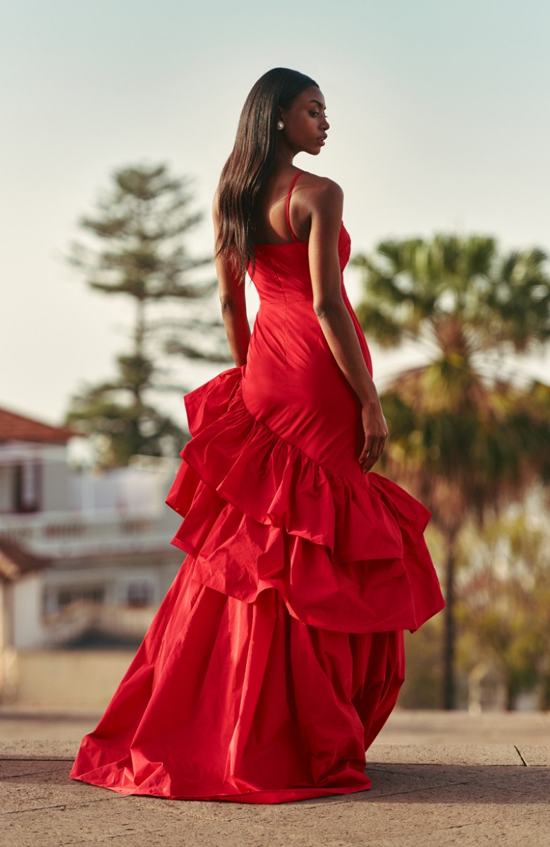 vestido largo confeccionado en tafetán de alta calidad de color rojo exclusivo atelier para boda, novia, alfombra roja online