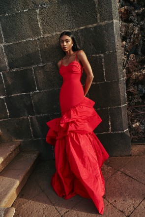 Impresionante vestido largo confeccionado en tafetán de alta calidad de color rojo para boda, novia, alfombra roja
