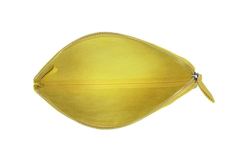 clutch amarillo de piel con cadena para colgar de fiesta boda o diario de lacambra en apparentia
