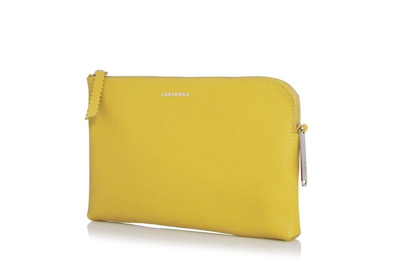 bolso de mano amarillo de piel con cadena para colgar de fiesta boda o diario de lacambra en apparentia