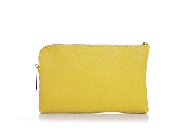clutch amarillo de piel con cadena para colgar de fiesta boda o diario de lacambra en apparentia