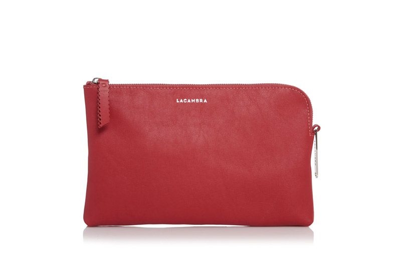 clutch rojo de piel con cadena para colgar de fiesta boda o diario de lacambra en apparentia