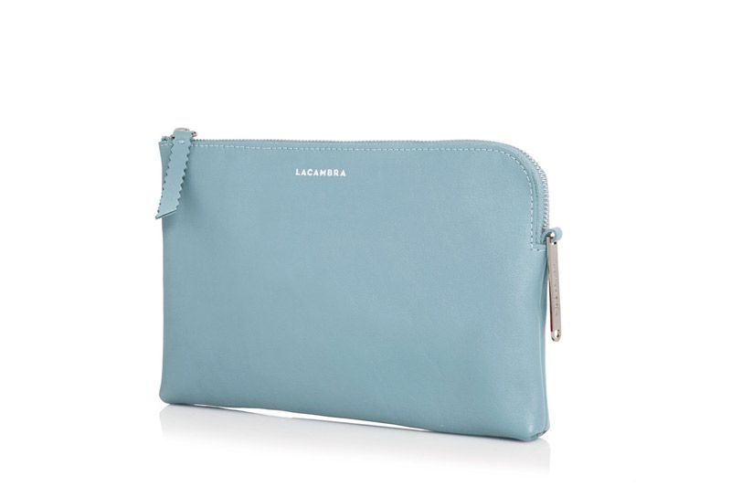 clutch de piel azul pastel tipo clutch con cadena extraible para llevar colgado de fiesta boda diario con cadena para colgar extraible de lacambra en apparentia