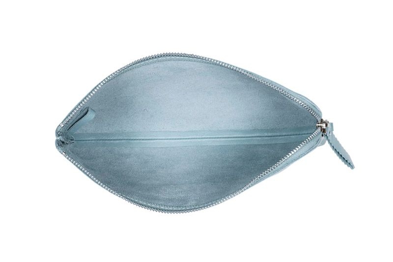bolso de mano de piel azul pastel tipo clutch con cadena extraible para llevar colgado de fiesta boda diario con cadena para colgar extraible de lacambra en apparentia