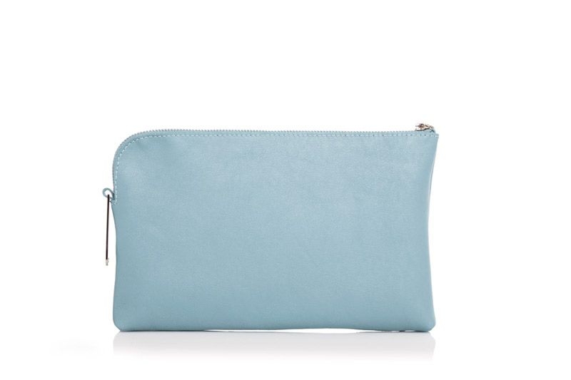 bolso de mano de piel azul pastel tipo clutch con cadena extraible para llevar colgado de fiesta boda diario con cadena para colgar extraible de lacambra en apparentia