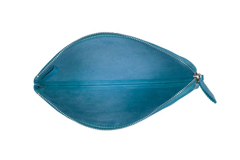 clutch de piel azul agua tipo clutch con cadena extraible para llevar colgado de fiesta boda diario con cadena para colgar extraible de lacambra en apparentia