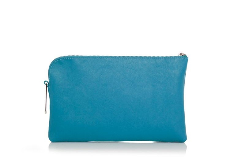 bolso de mano de piel azul agua tipo clutch con cadena extraible para llevar colgado de fiesta boda diario con cadena para colgar extraible de lacambra en apparentia