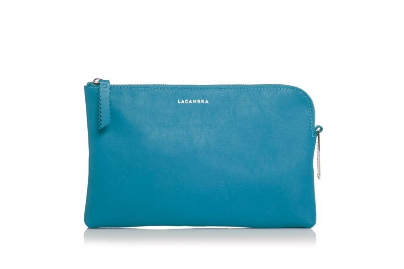 bolso de mano de piel azul agua tipo clutch con cadena extraible para llevar colgado de fiesta boda diario con cadena para colgar extraible de lacambra en apparentia