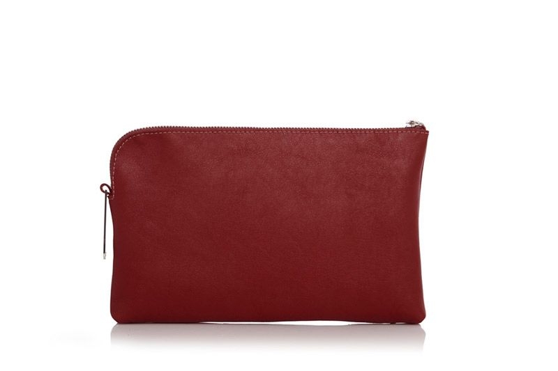 clutch de piel burdeos tipo clutch con cadena extraible para llevar colgado de fiesta boda diario con cadena para colgar extraible de lacambra en apparentia