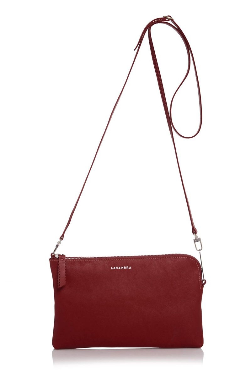 clutch de piel granate tipo clutch con cadena extraible para llevar colgado de fiesta boda diario con cadena para colgar extraible de lacambra en apparentia