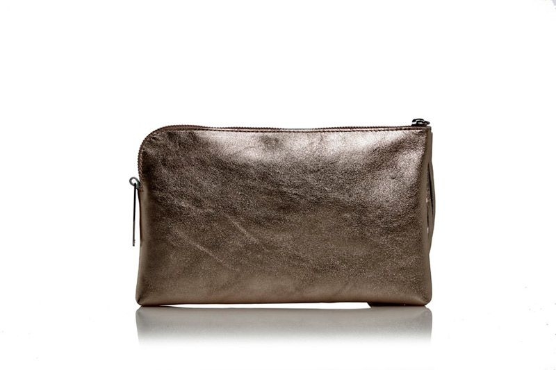 clutch de piel bronce tipo clutch con cadena extraible para llevar colgado de fiesta boda diario con cadena para colgar extraible de lacambra en apparentia