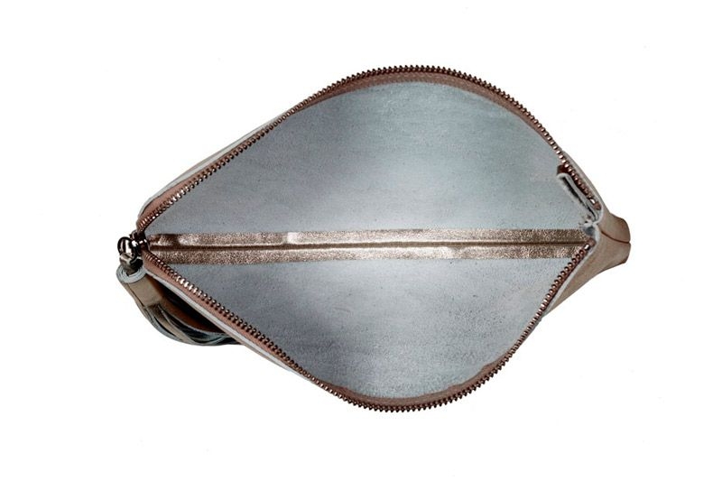 clutch de piel bronce tipo clutch con cadena extraible para llevar colgado de fiesta boda diario con cadena para colgar extraible de lacambra en apparentia