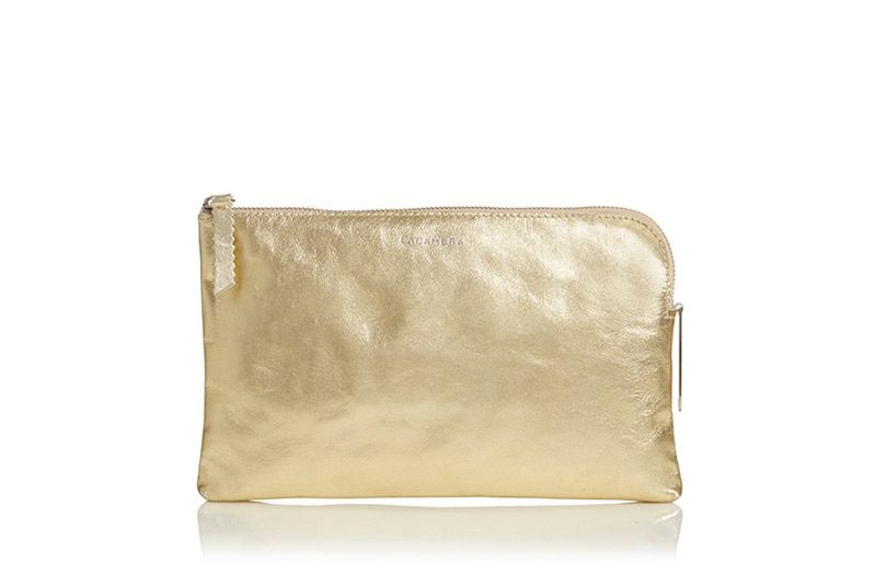 bolso de mano de piel dorado tipo clutch con cadena extraible para llevar colgado de fiesta boda diario con cadena para colgar extraible de lacambra en apparentia