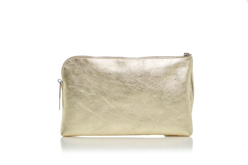 clutch de piel dorado tipo clutch con cadena extraible para llevar colgado de fiesta boda diario con cadena para colgar extraible de lacambra en apparentia