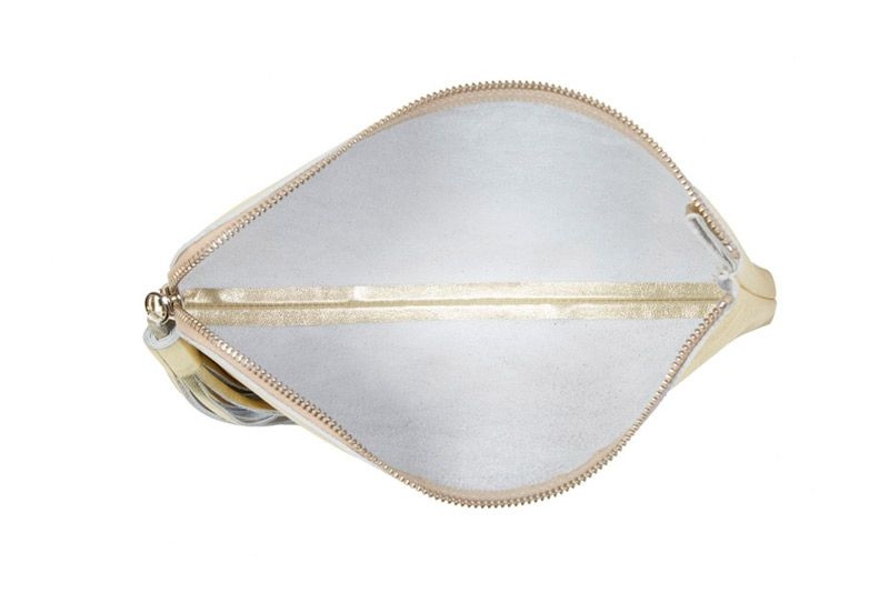 clutch de piel dorado tipo clutch con cadena extraible para llevar colgado de fiesta boda diario con cadena para colgar extraible de lacambra en apparentia