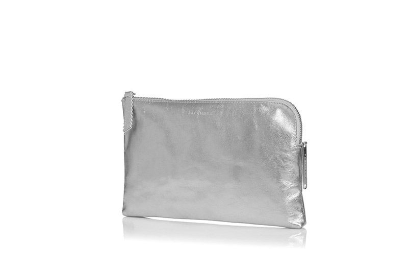 clutch de piel plateado tipo clutch con cadena extraible para llevar colgado de fiesta boda diario con cadena para colgar extraible de lacambra en apparentia
