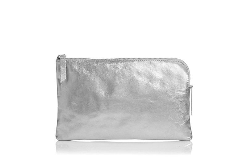 bolso de mano de piel plateado tipo clutch con cadena extraible para llevar colgado de fiesta boda diario con cadena para colgar extraible de lacambra en apparentia