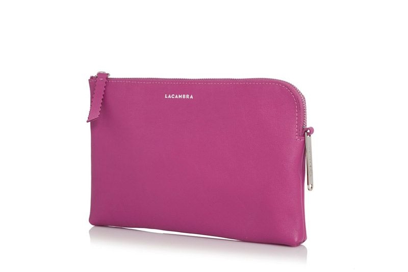 clutch de piel rosa fucsia tipo clutch con cadena extraible para llevar colgado de fiesta boda diario con cadena para colgar extraible de lacambra en apparentia
