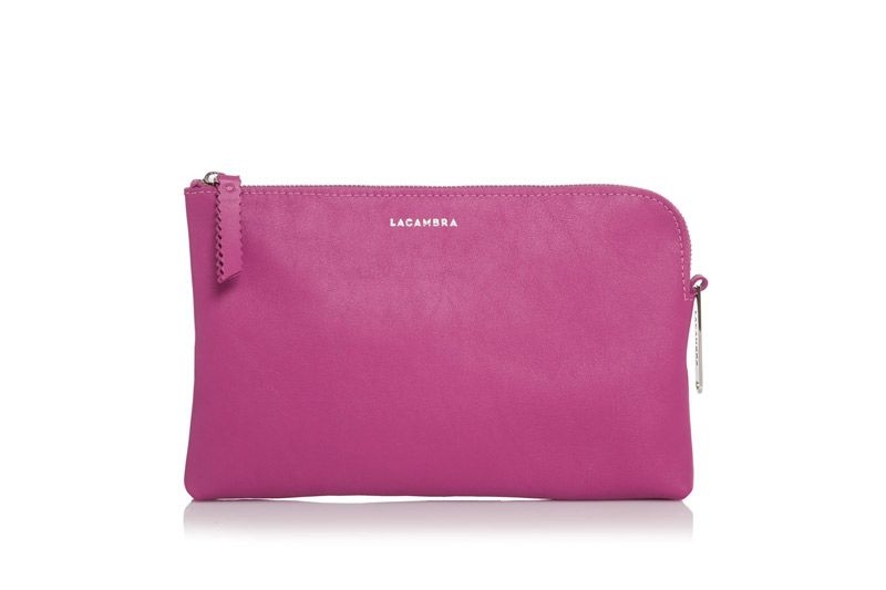 bolso de mano de piel fucsia tipo clutch con cadena extraible para llevar colgado de fiesta boda diario con cadena para colgar extraible de lacambra en apparentia