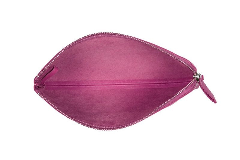 bolso de mano de piel fucsia tipo clutch con cadena extraible para llevar colgado de fiesta boda diario con cadena para colgar extraible de lacambra en apparentia