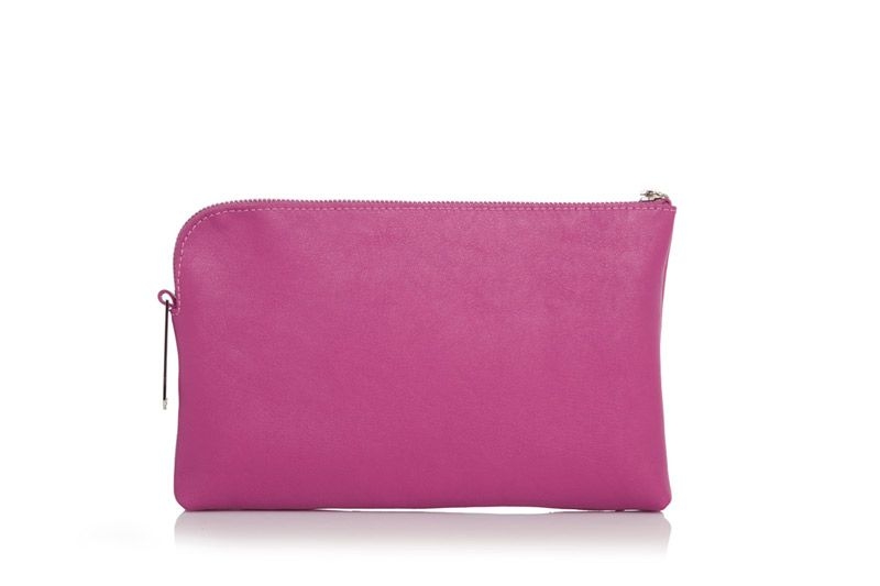 clutch de piel fucsia tipo clutch con cadena extraible para llevar colgado de fiesta boda diario con cadena para colgar extraible de lacambra en apparentia