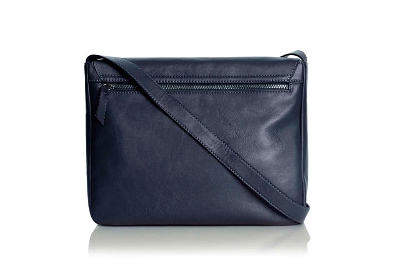 bolso bandolera de piel azul marino grande de lacambra en apparentia