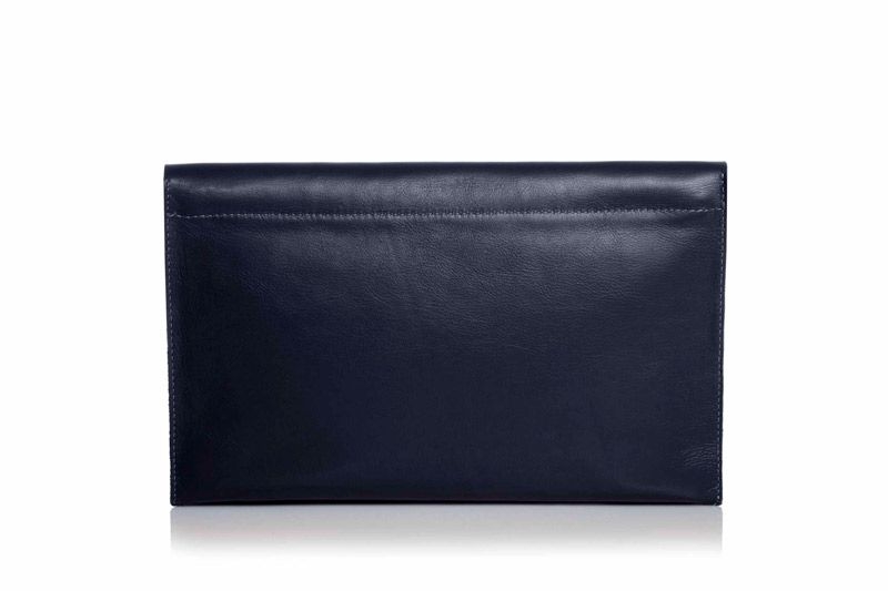 bolso de mano tipo clutch de piel azul marino plano de lacambra en apparentia