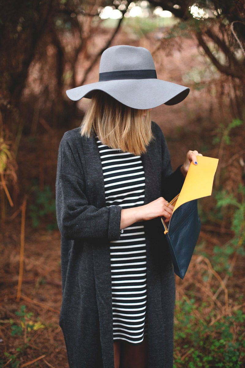 bolso de mano tipo clutch de piel azul marino plano de lacambra en apparentia
