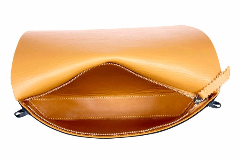 cartera de mano tipo clutch de piel azul marino plano de lacambra en apparentia