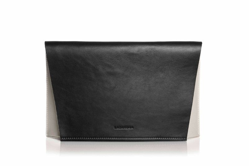 clutch de piel negro y blanco plano de lacambra en apparentia