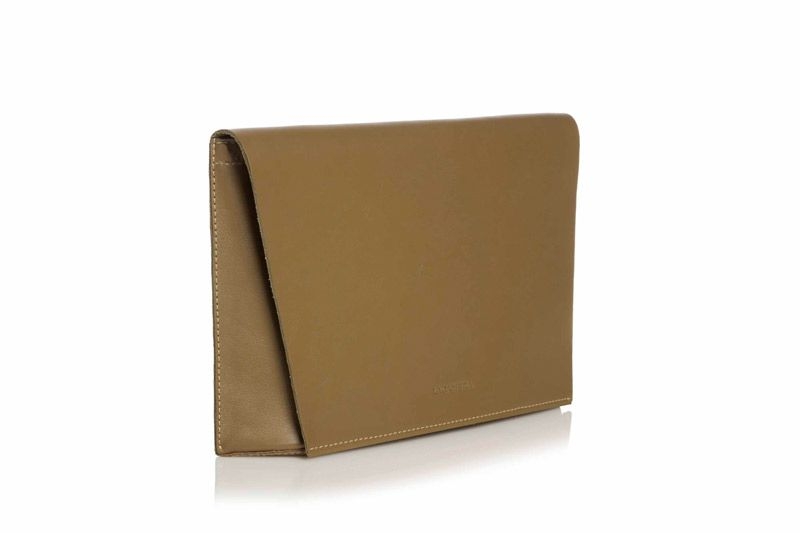 clutch de piel verde kaki plano de lacambra en apparentia