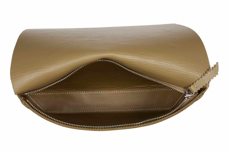 cartera de mano de piel verde kaki plano de lacambra en apparentia