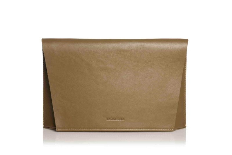 clutch de piel verde kaki plano de lacambra en apparentia