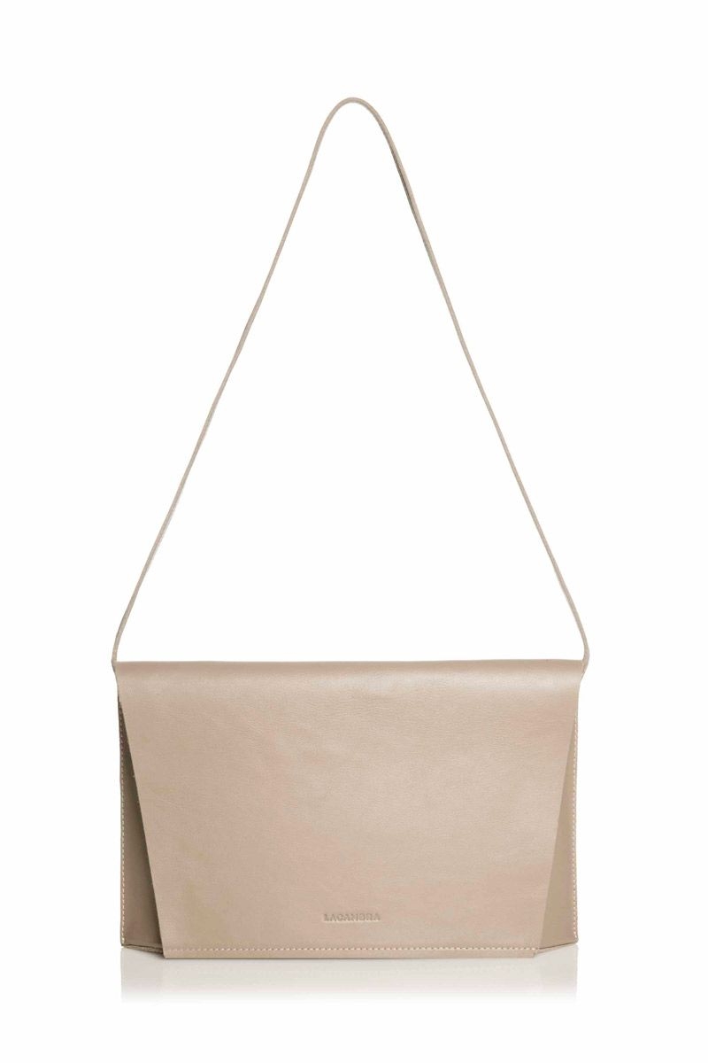 clutch de piel beige plano de lacambra en apparentia