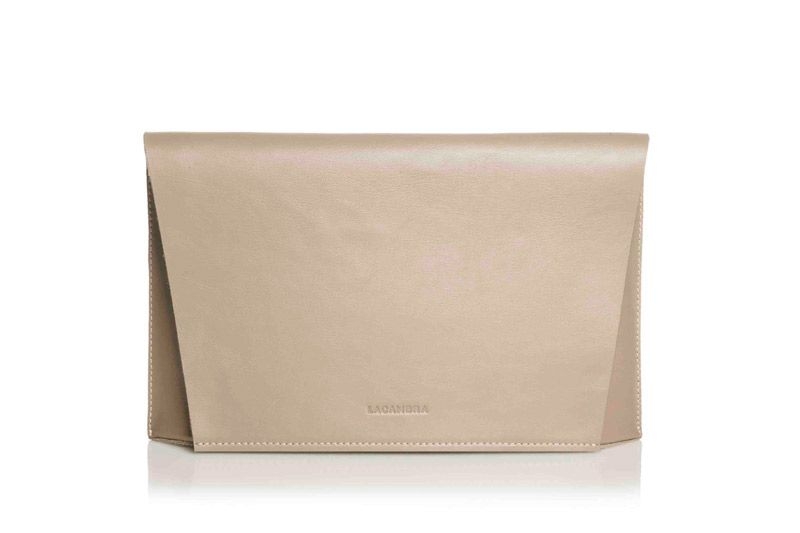 clutch de piel beige plano de lacambra en apparentia