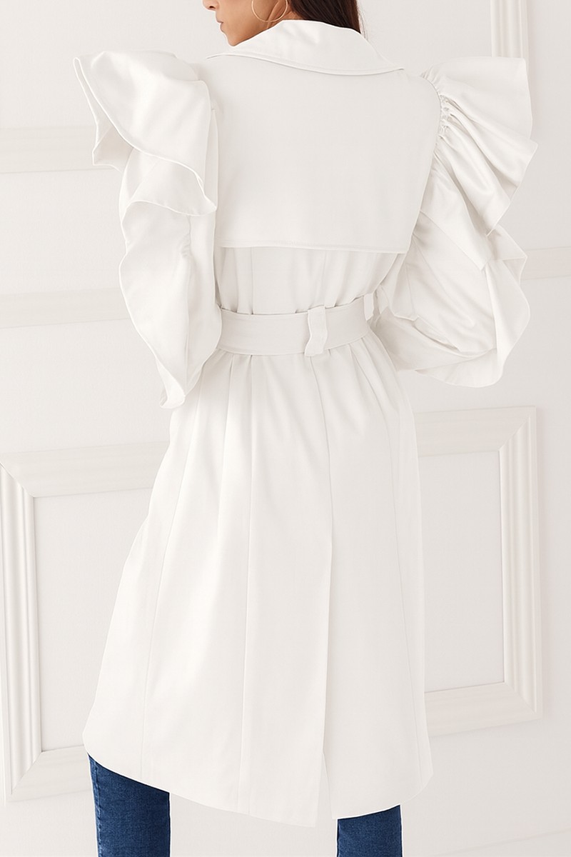 comprar online gabardina color blanco por debajo de la rodilla con volantes en los hombros y manga y solapas grandes, con botones dorados y cinturón para invitadas en eventos y fiestas de invierno