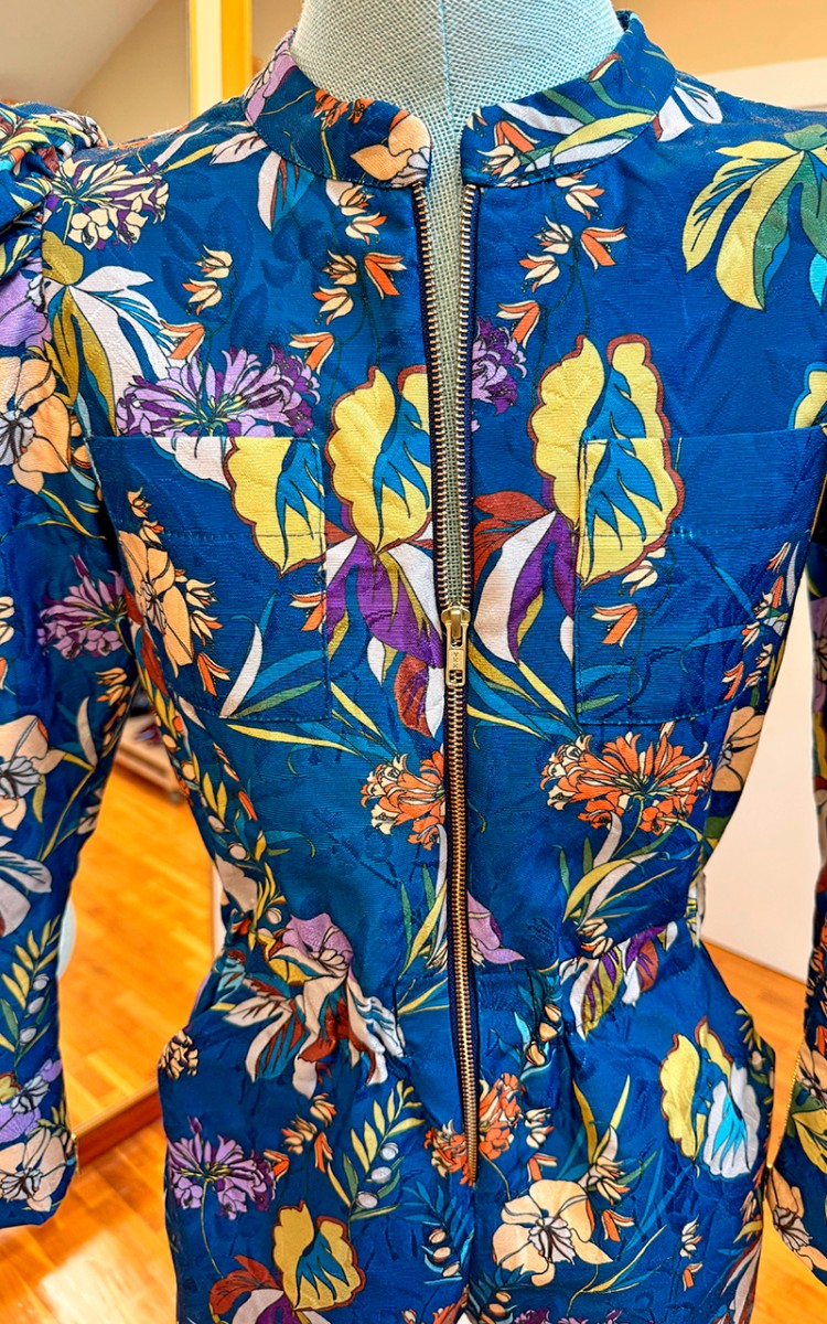 jumpsuit azul estampado floral con manga abullonada y pernera ancha, cremallera dorada delantera y bolsillos delanteros superiores para looks de invitada, navidad y nochevieja