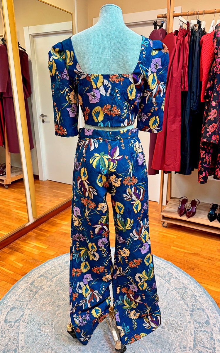 comprar online conjunto de top y pantalón azul con estampado de flores para invitada de boda, mamá de bautizo o comunión, y eventos de invierno