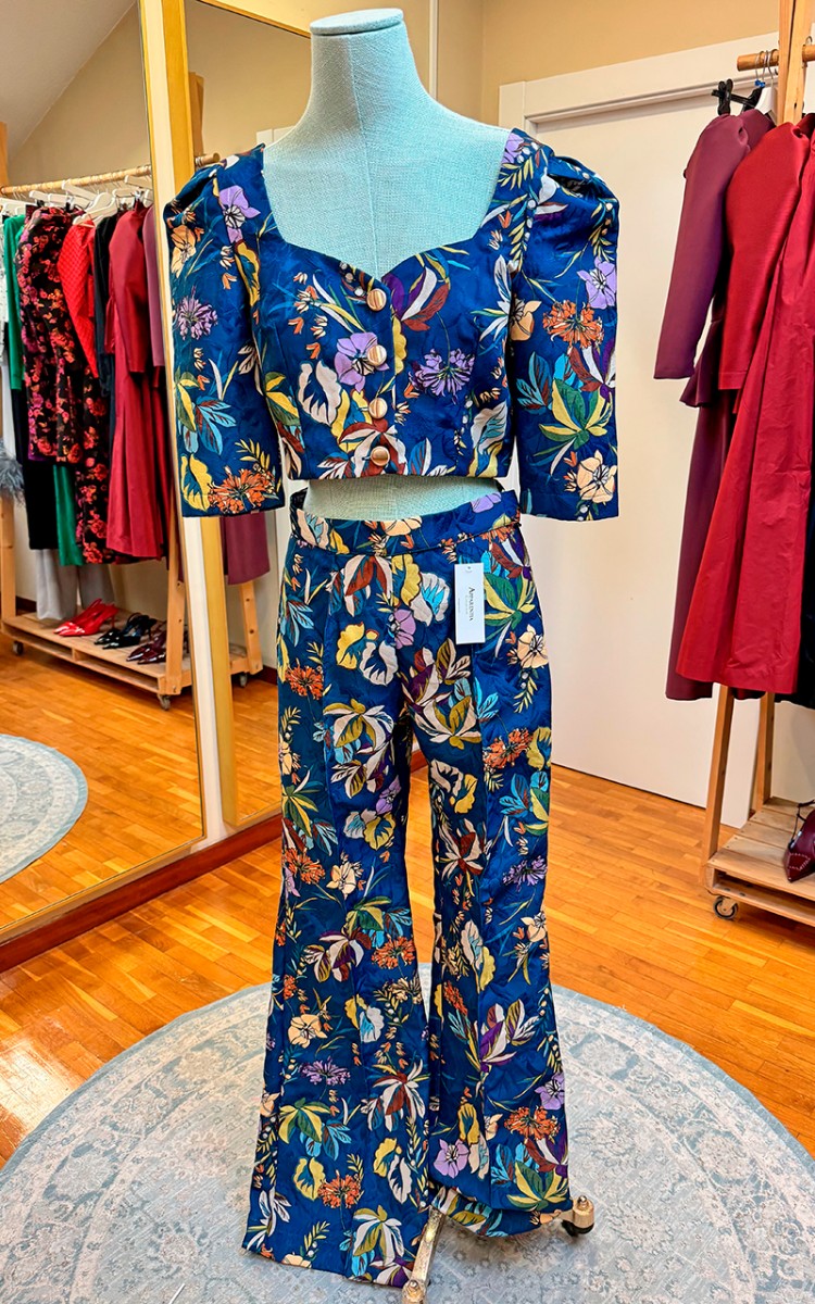 conjunto pantalón palazzo y top azul estampado floral con mangas abullonadas y escote corazón para invitada de boda, bautizo o comunión