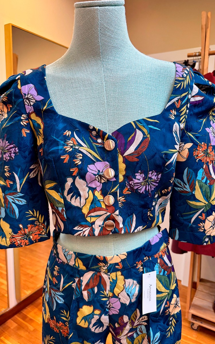 top brocado azul con estampado floral, manga abullonada y escote corazón con botones dorados para invitada de boda y eventos de invierno