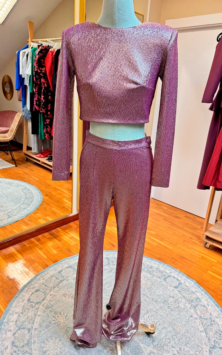 conjunto top y pantalón de punto morado para invitadas de boda de noche, fiestas, y eventos de invierno como navidad o nochevieja