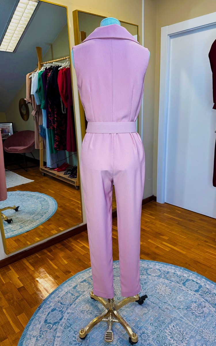 mono de crepe rosa sin mangas de cuello tipo esmoquin y escote de pico, con pernera larga y apretada, cremallera lateral invisible y cinturón a juego para looks de invitada
