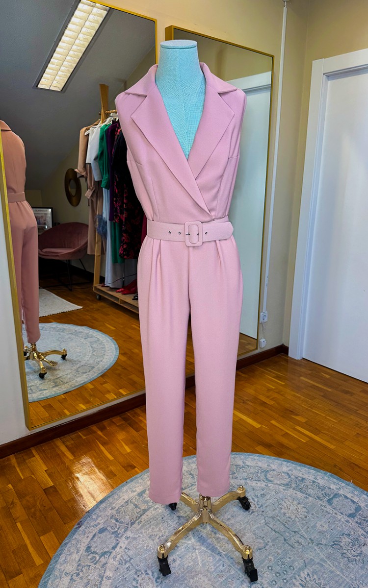 mono rosa confeccionado en crepe con escote en pico cuello esmoquin y cinturón a juego para eventos, cocktails e invitada de boda