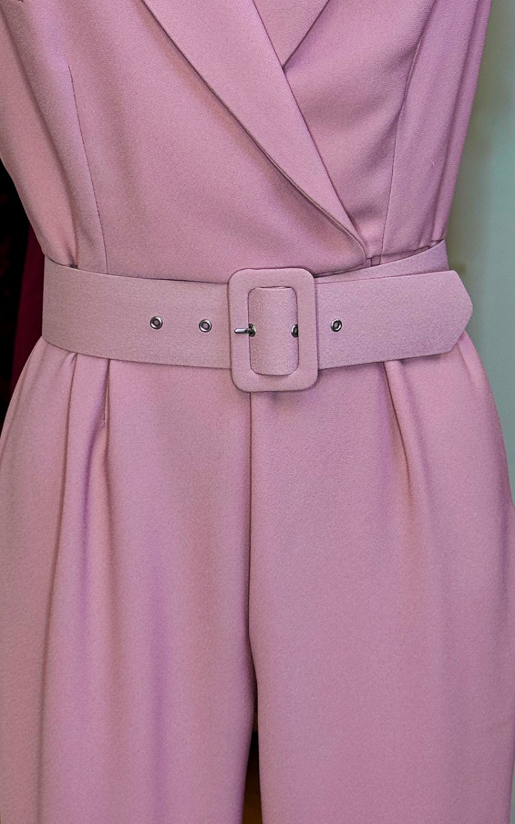 detalle de cinturón a juego con el mono rosa de crepe perfecto para fiestas, looks de invitada de bodas y cocktails