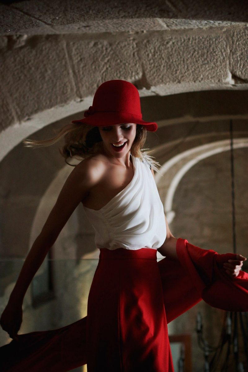 falda midi tulipan color rojo de fiesta boda evento de otono invierno de arimoka en apparentia